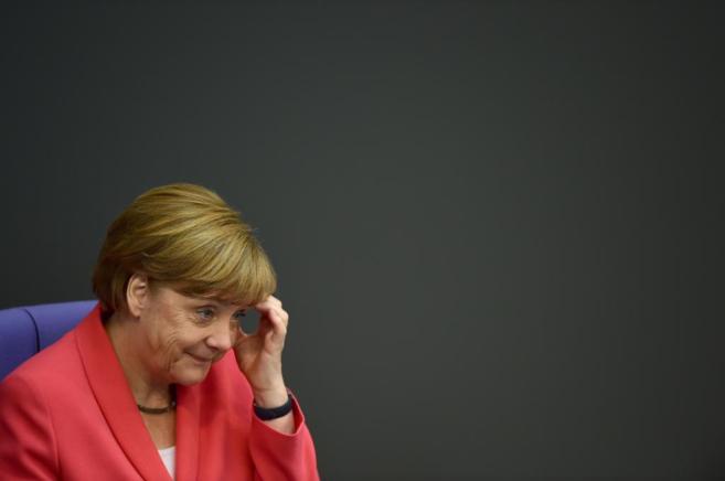 La canciller alemana Angela Merkel con la mano en la cara