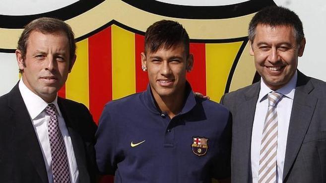 Neymar, entre Sandro Rosell y Josep Mara Bartomeu, en la...