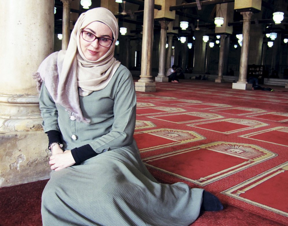 La periodista barcelonesa Amanda Figueras, en la mezquita de Al Azhar,...