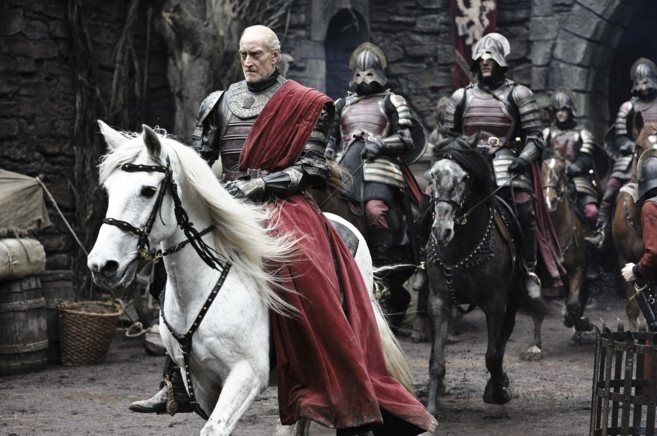 El actor Charles Dance (en primer plano), caracterizado como Tywin...