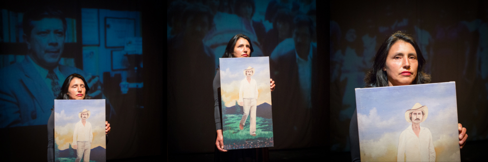 Fanny Palacios Romero en el escenario con un retrato de su padre,...