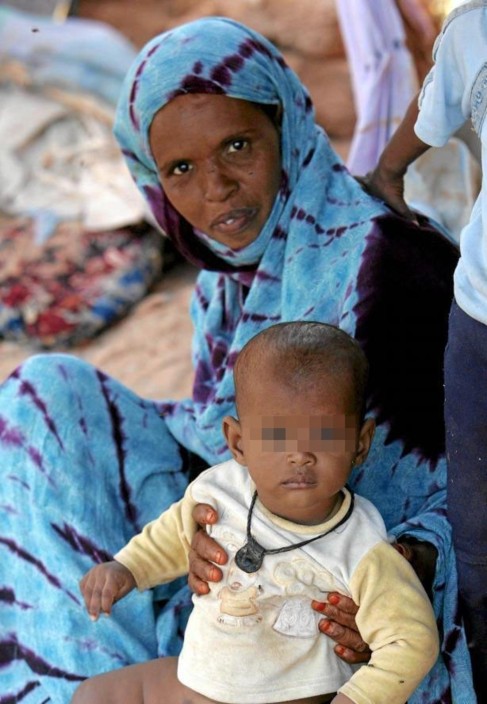 Una mujer saharaui y su hijo en el campo de Laayoun.