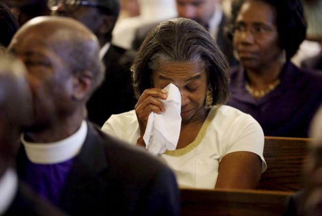 Una mujer seca sus lgrimas durante la misa en memoria de los...