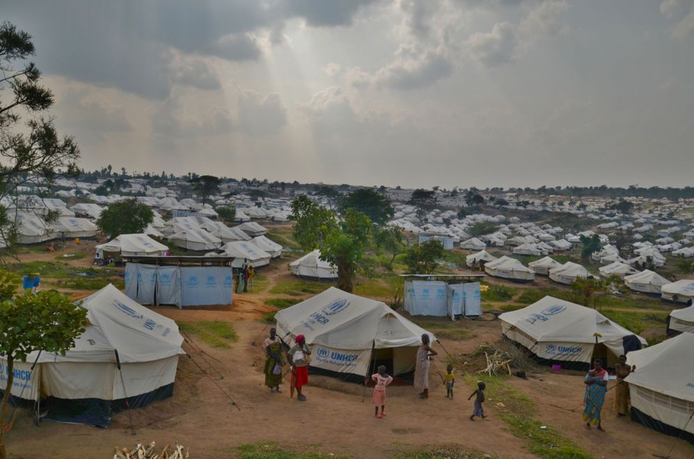 Miles de tiendas de campaa acogen en el campo ruands de Mahama a...