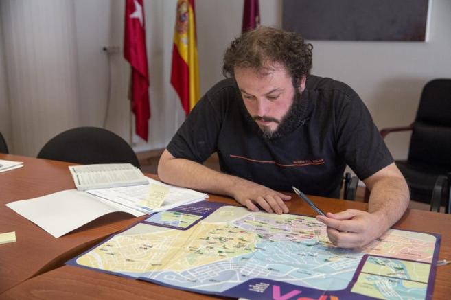 Guillermo Zapata mira unos mapas en un despacho.