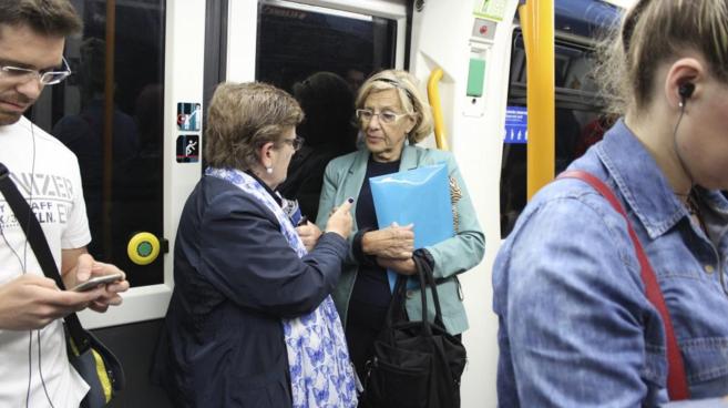 Manuela Carmena, el pasado lunes yendo en Metro al Ayuntamiento de...