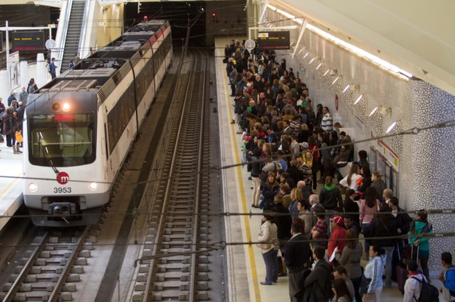 Un convoy de Ferrocarrils en una estacin de metro de Valencia.