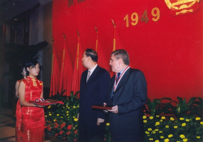 Leira (derecha) recibiendo un homenaje de las autoridades chinas en...