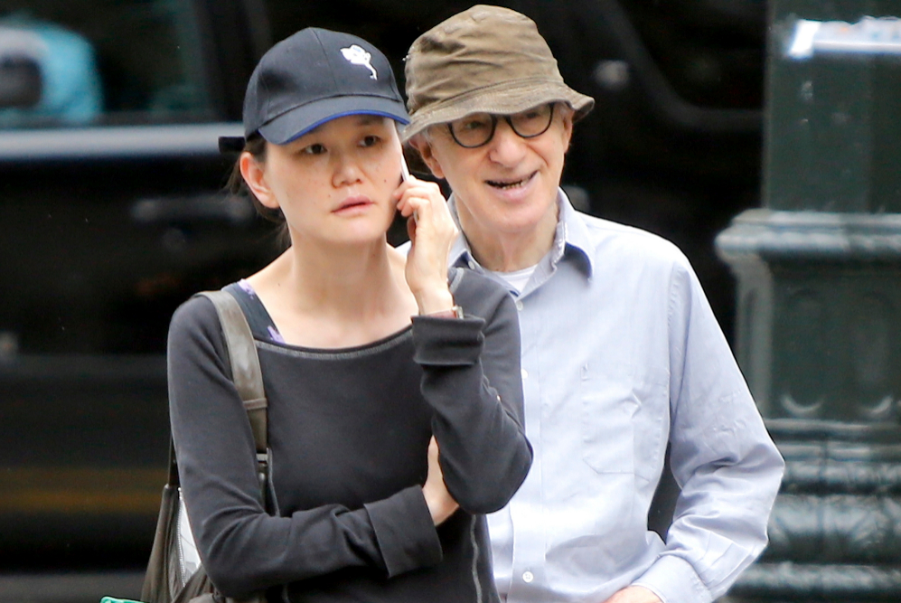El director y actor Woody Allen con su mujer Soon Yi esperando a coger...