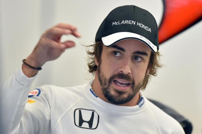 El piloto espaol habla con los ingenieros del equipo McLaren Honda