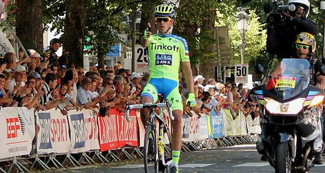 Celebracin de Contador en la meta de Bagnres-de-Luchon.