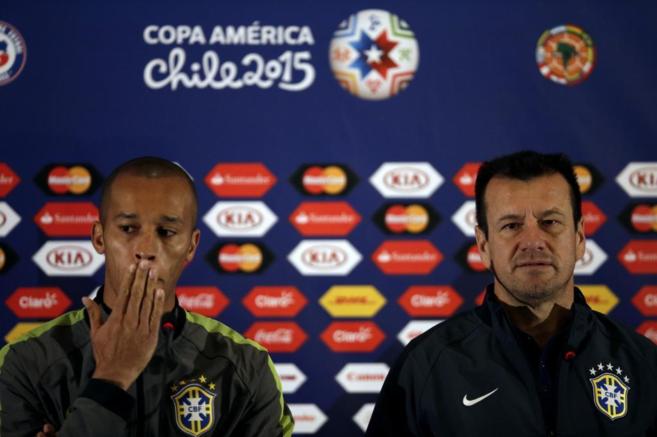El defensa brasileo, Joao Miranda, junto al seleccionador de la...