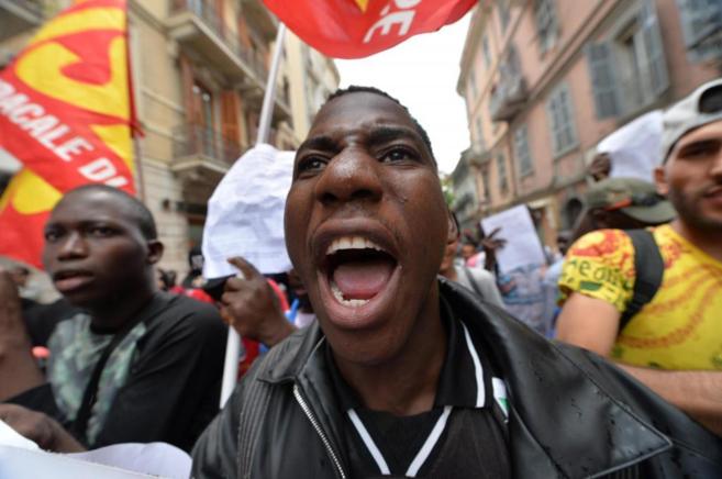 Inmigrantes y residentes locales protestan en Ventimiglia ante la...