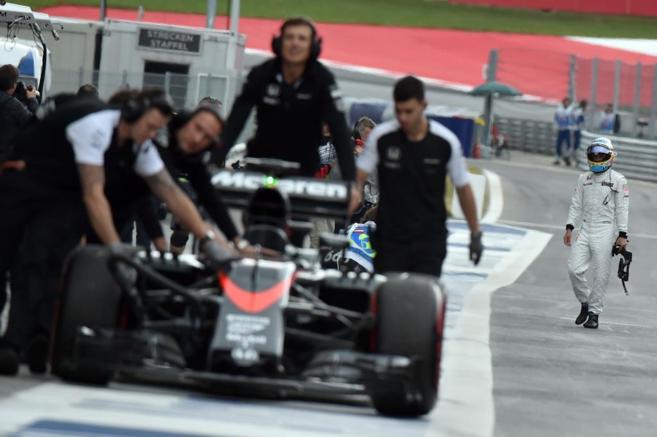Alonso vuelve a boxes durante la tercera sesin de libres en Austria.