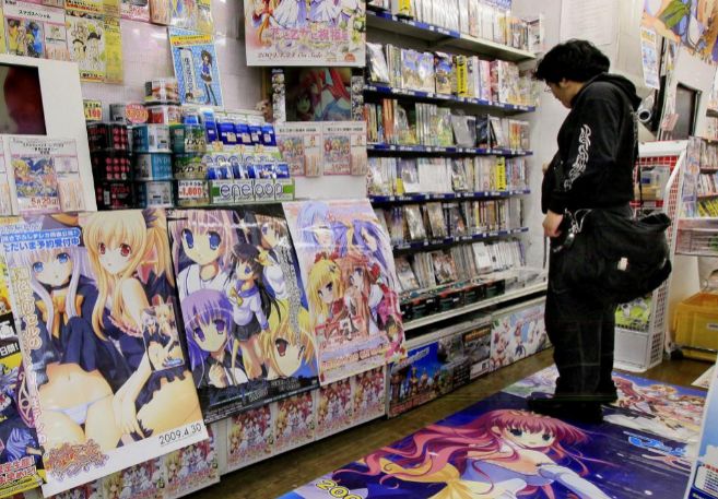 Un aficionado a los cómics observa la oferta de manga en una tienda...
