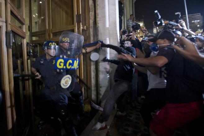 Manifestantes se enfrentan a miembros de la guardia civil...