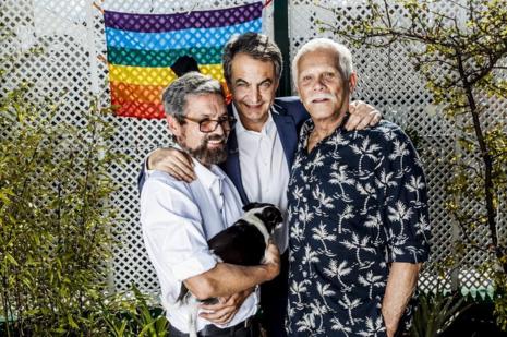 Carlos y Emilio posan junto a Zapatero con la bandera arcoiris de...