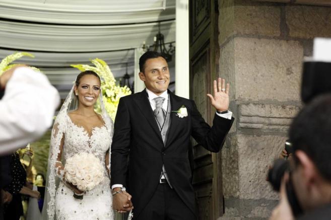 Keylor Navas y su esposa Andrea Salas salen de la iglesia despus de...