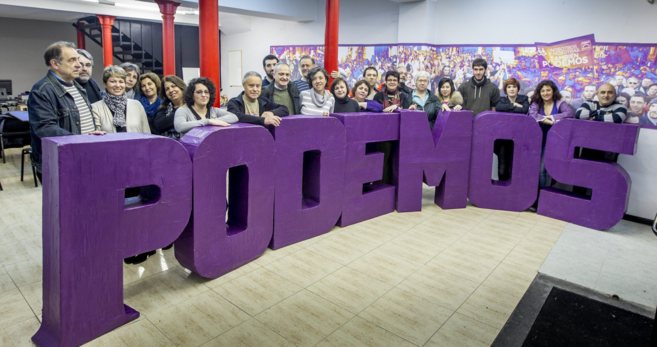La ejecutiva de Podemos en el País Vasco, con Roberto Uriarte en el...