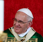 Francisco sonre durante la misa que ha celebrado en Turn.