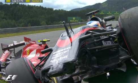 Alonso, sobre el Ferrari, tras sufrir el accidente.