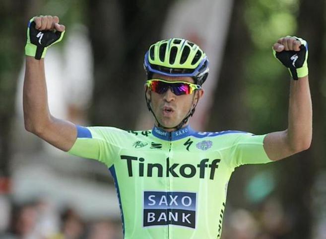 Contador, campen en Gaillac, levanta los brazos durante la etapa...