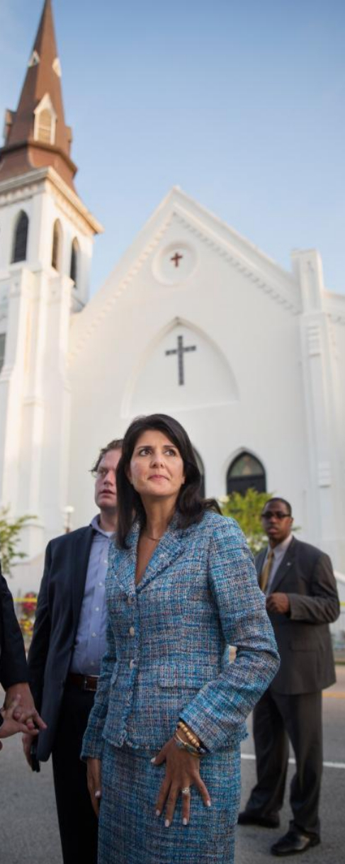 La gobernadora de Carolina del Sur, Nikki Haley, ante la iglesia en...