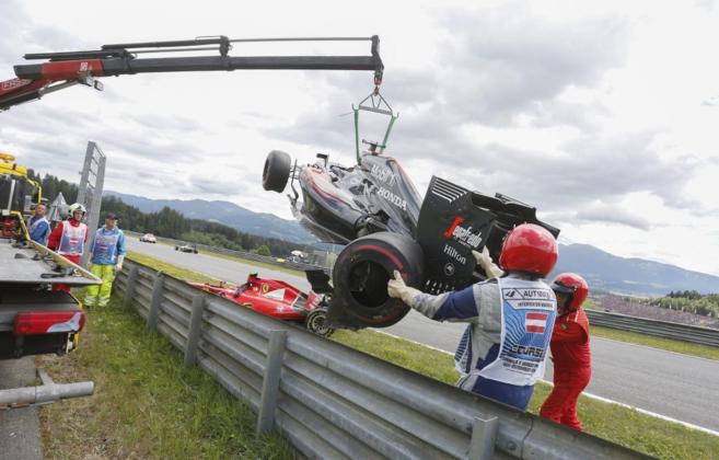Los operarios se llevan el coche de Alonso en el circuito de...