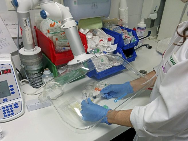 Una enfermera prepara un frmaco biopeligroso en la UCI de La Fe....