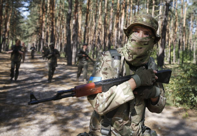 Ucranianos participan de un entrenamiento militar para civiles, en...
