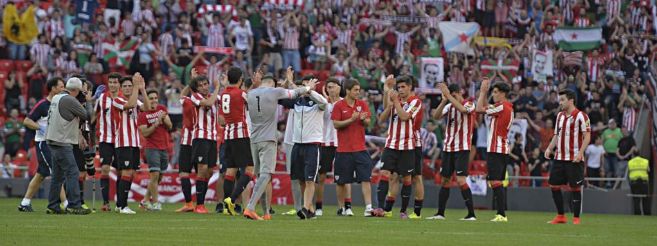 Los futbolistas del Athletic aplauden a la aficin tras su victoria...