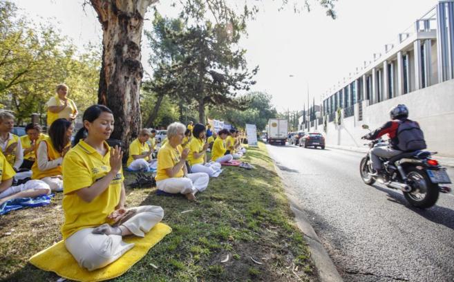 Protesta de seguidores de Falung Gong frente a la embajada china en...