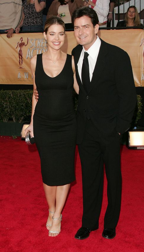 Denise Richards y Charlie Sheen , en 2005 cuando eran pareja.