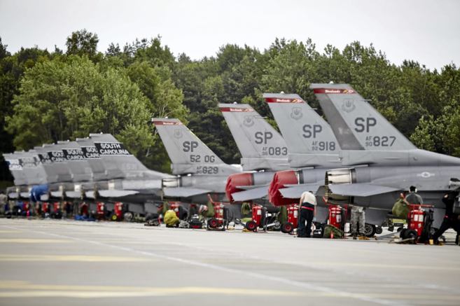 Aviones de combate F-16 en formación durante las recientes maniobras...