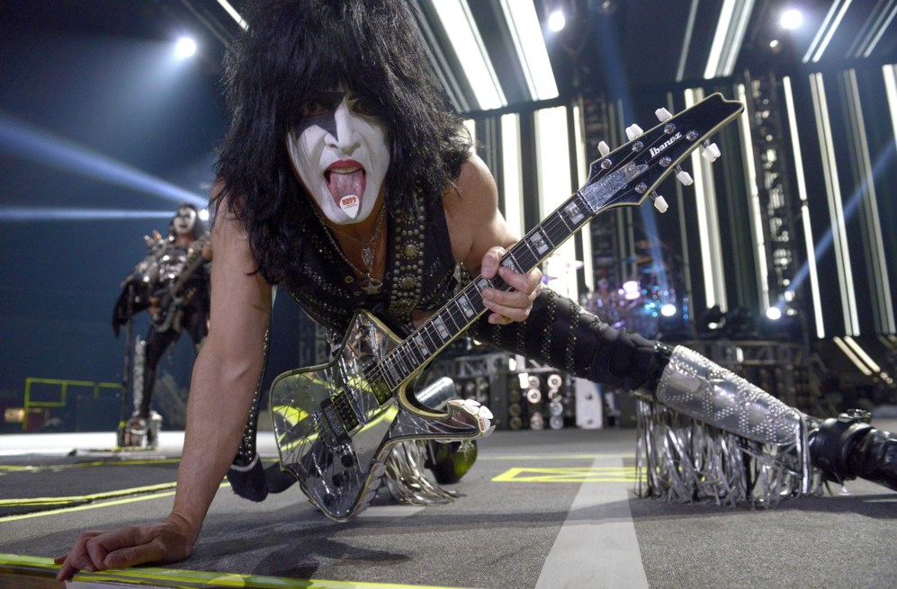 El guitarrista y cantante de Kiss, Paul Stanley, anoche durante su...