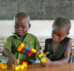 Dos nios juegan en un colegio de educacin primaria de Zimbabwe.