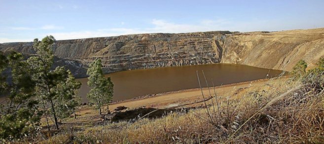 La antigua corta de la mina de Aznalcllar, hoy llena de agua.