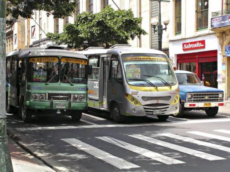 Tradicionales coloridos autobuses que recorren Bogot.