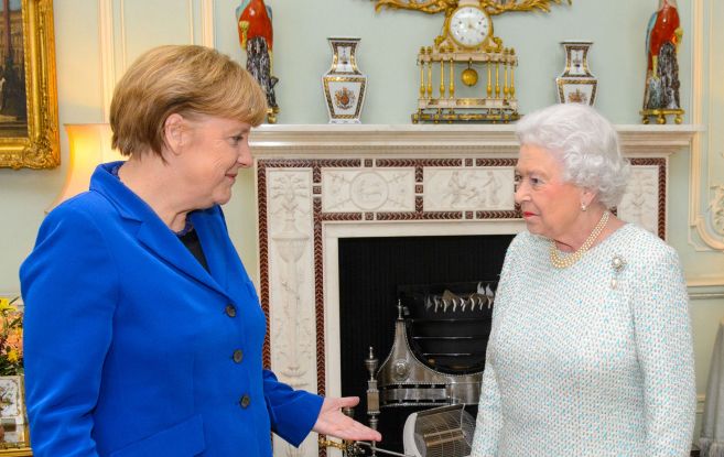 Merkel visit a la reina Isabel en Buckingham Palace en febrero de...