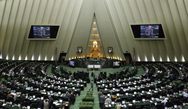 Sesión en el Parlamento en Teherán sobre una ley para salvaguardar...