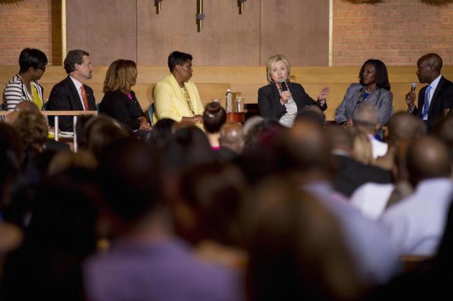 Hillary Clinton durante su intervencin en una iglesia de Florissant,...