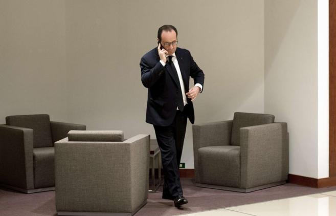 El presidente francs, Franois Hollande, habla por su mvil antes...