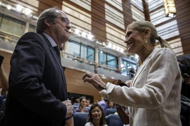 ngel Gabilondo con Cristina Cifuentes en la Asamblea de Madrid.
