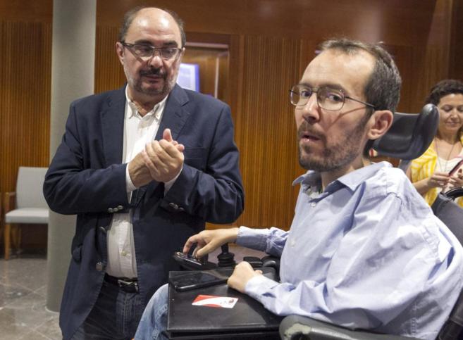 Javier Lambn (PSOE) y Pablo Echenique (Podemos), ayer, tras reunirse...