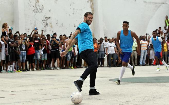 Ramos, durante un partido con nios en La Habana la semana pasada.