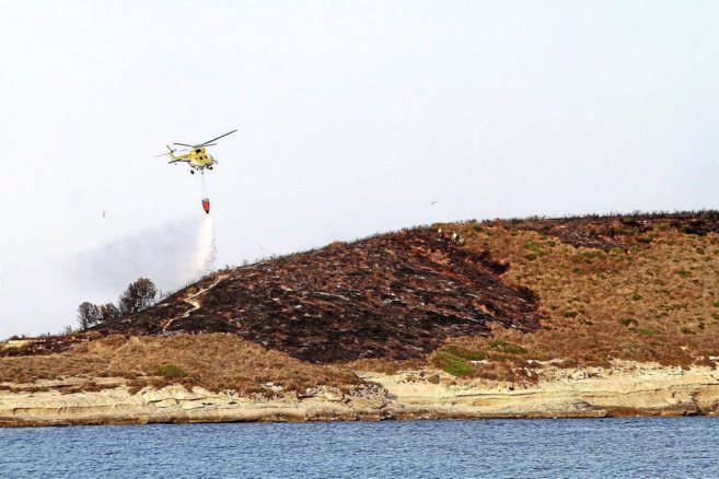 Un helicptero del Ibanat sofocando el incendio que se declar en la...