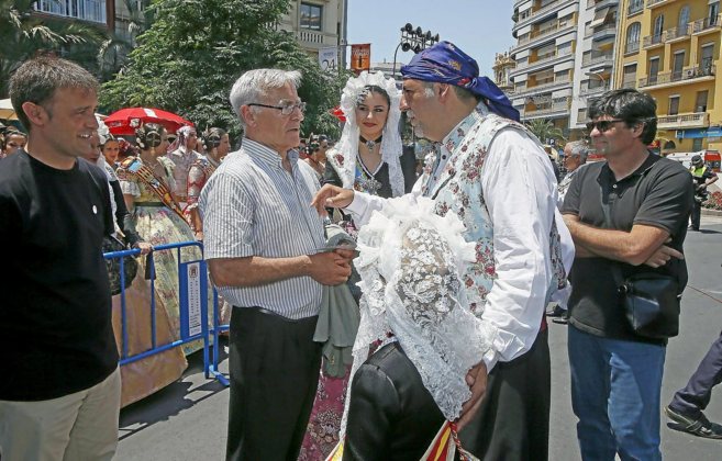 Manolo Jimnez conserva con el alcalde de Valencia, Joan Rib.