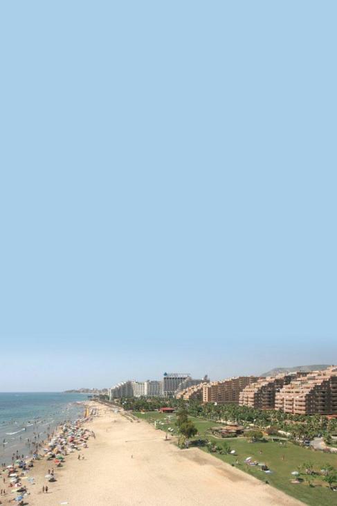 Una parte del complejo Ciudad de Vacaciones con vistas al mar.