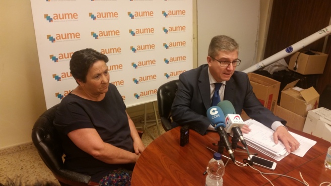 El abogado de Aume, Mariano Casado, junto a Margarita, la madre del...