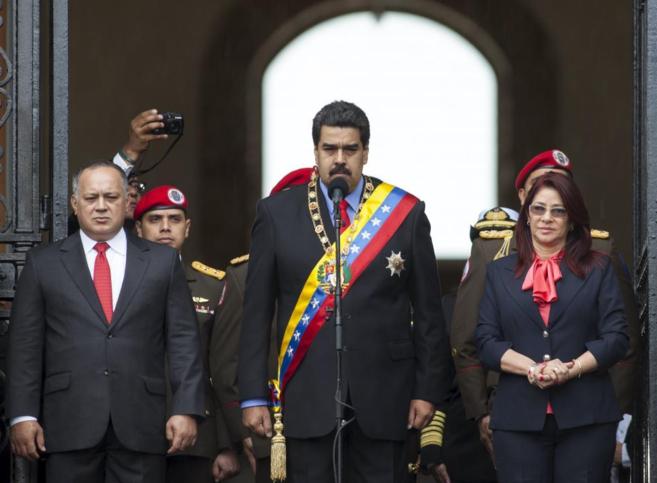 El presidente venezolano, Nicols Maduro (centro), junto con su...